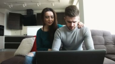 Güzel çift kapalı kız arkadaşı öpüşme adam internet üzerinden alışveriş yapma.