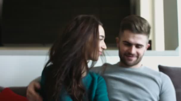 Jeune femme et son beau petit ami attrayant se reposant à la maison ensemble . — Video