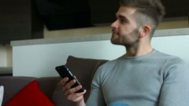 Yakışıklı delikanlı telefonunu ve onu öpmek genç kız sohbet.