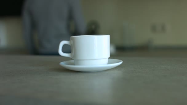 Hermosa pareja alojándose en la cocina, tomando café y hablando entre sí . — Vídeos de Stock