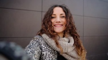 Çok olumlu bir genç güzel kadın selfies sokakta alarak.