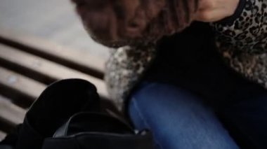 Sevimli genç kadın sokakta onun kahverengi şapka.