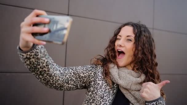 Belle femme souriante qui prend des selfies dans la rue . — Video