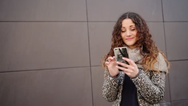 Attractive woman chatting with her friends in the street. — Stock Video