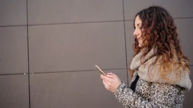 Çekici kadın sokakta arkadaşlarıyla sohbet.