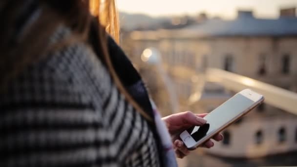 Mani femminili utilizzando il telefono cellulare sul balconedel suo ufficio . — Video Stock