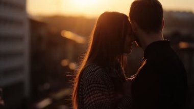 Mutlu kadın memnun onun erkek arkadaşı görmek ve mutlu bir şekilde onun yüzüne ve balkonda ellerini tutun.