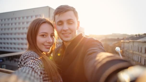 Aşık iki sevimli insan birlikte olmaktan mutlu hissediyor ve bu kez sonsuza dek hatırlamak için selfie çekiyor . — Stok video