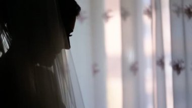 Brown ile mutlu gelin şaşırtıcı duymak ve konuşmak ve kameraya gülümseyen güzel makyaj.