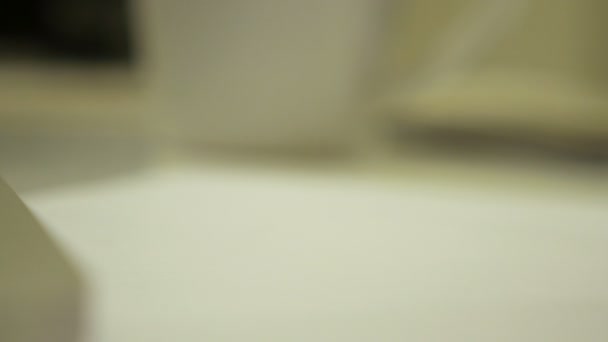 매크로 영상의 맨 손으로 종이에 쓰기 시작 블랙 볼펜. — 비디오