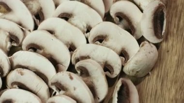 Agaricus bilinen yenilebilir mantar dilimlenmiş.