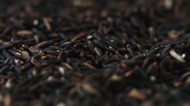 Çiğ siyah pirinç tahıl yığını çevresinde döndürme