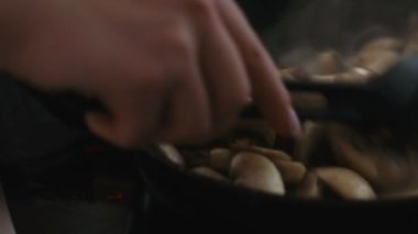 Karıştırma mantar ve soğan bir pan closeup içinde
