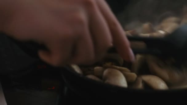 Ανακατεύοντας τα μανιτάρια και τα κρεμμύδια σε ένα τηγάνι closeup — Αρχείο Βίντεο