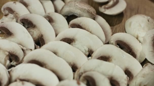 Plátky jedlé houby, známé jako Agaricus. — Stock video