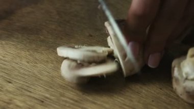 Bir kesme tahtası closeup ham mantar Dilimleme