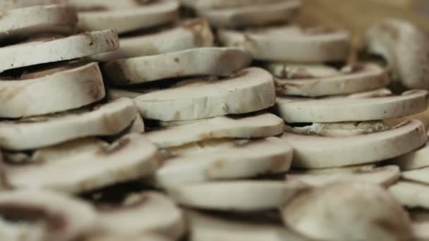 In Scheiben geschnittene Speisepilze, bekannt als Agaricus. — Stockvideo