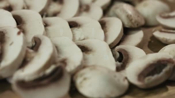 Pokrojone grzyby jadalne, znany jako Pieczarka. — Wideo stockowe