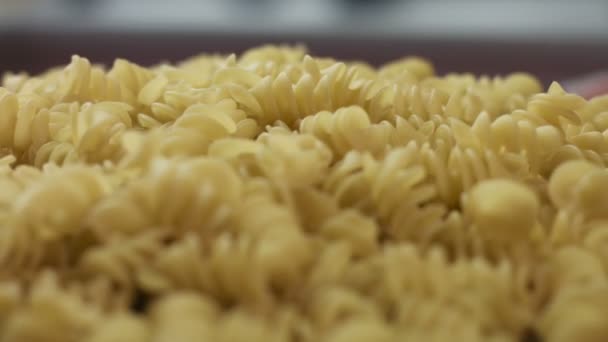 Bereid spiraal macaroni op een houten bord — Stockvideo