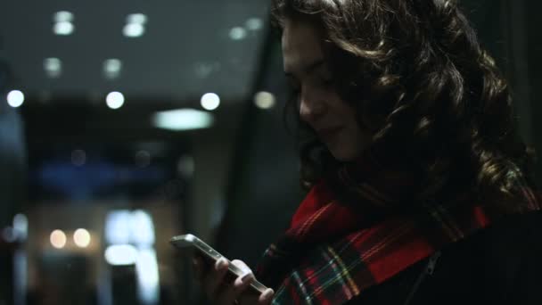 Очаровательная юная леди разговаривает со своими друзьями в лифте  . — стоковое видео