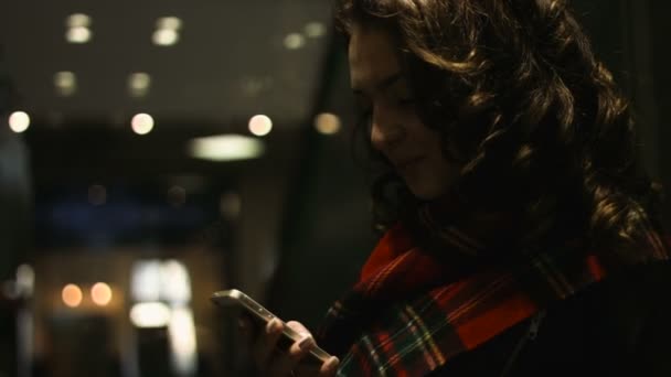 Очаровательная юная леди разговаривает со своими друзьями в лифте  . — стоковое видео