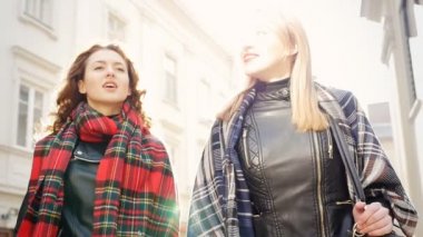 İki kadın, şehirde yürüyüş steadicam vurdu