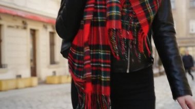 Sokakta yürüyen güzel esmer genç kadın