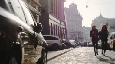 İki güzel youngs kadın şehirde yürüyüş güneş gözlüğü ile.