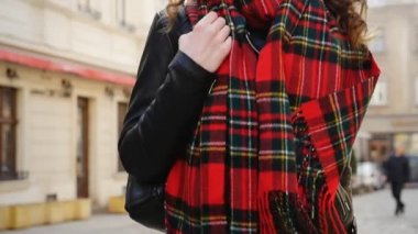 Sokakta yürüyen güzel esmer genç kadın