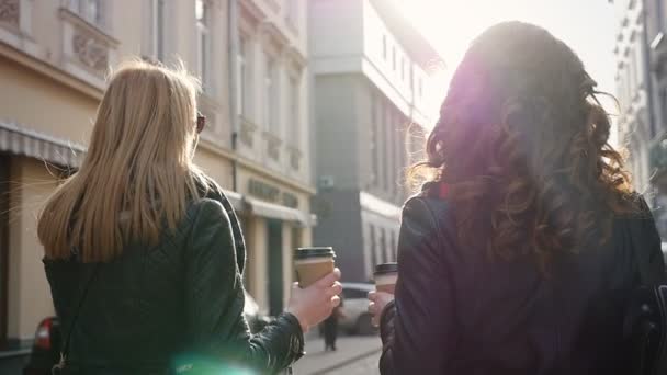 Zwei Frauen zu Fuß in der Stadt, Steadicam-Aufnahme — Stockvideo