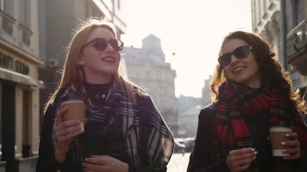 Dos mujeres caminando por la ciudad, Steadicam disparado — Vídeo de stock