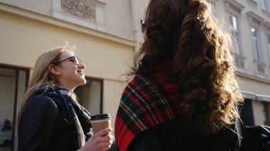İki kadın, şehirde yürüyüş steadicam vurdu