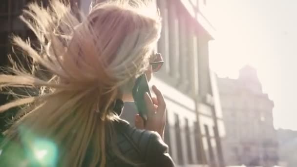 Attrayant banlieue femme d'affaires en utilisant smartphone marche dans la ville de — Video