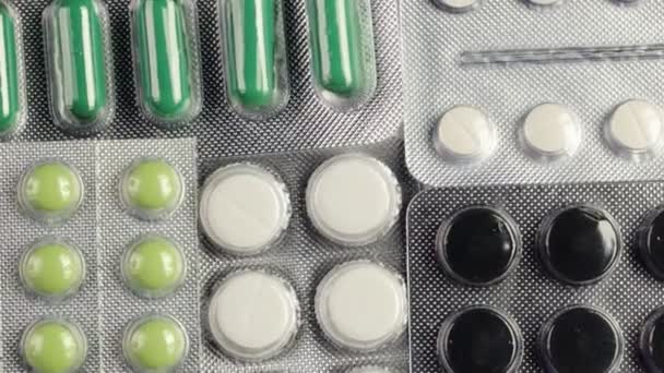 Tabletter piller kapslar i ett Blister förpackning heap medicin medicinsk antibiotika influensa apotek — Stockvideo