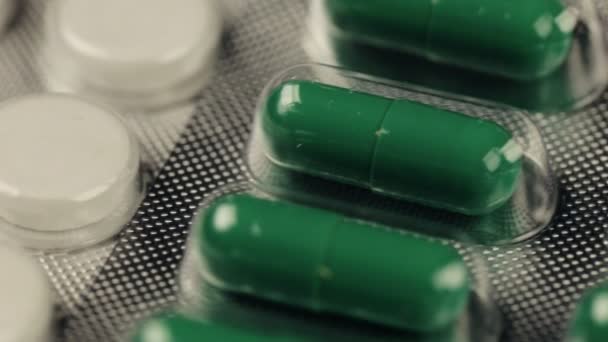 Comprimidos e comprimidos: Closeup de medicamentos e medicamentos . — Vídeo de Stock