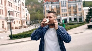 Seyir perde smartphone kullanarak yürüyen genç yakışıklı alternatif koyu model adam yarım uzunluğu Merkezi labrel ve burun piercing ile gülümseyen - teknoloji, sosyal ağ, iletişim kavramı