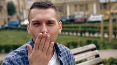 Genç adam bir öpücük gönderme portresi