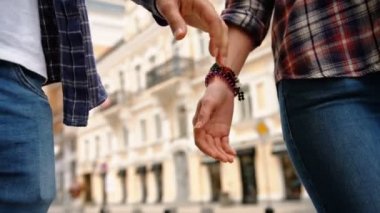 Romantik genç insanlar ve aşk, kadın ve erkek olarak yürüyüş ve şehirde elele kadın ve erkek üniversite öğrencileri. Tilt vurdu, ağır çekim