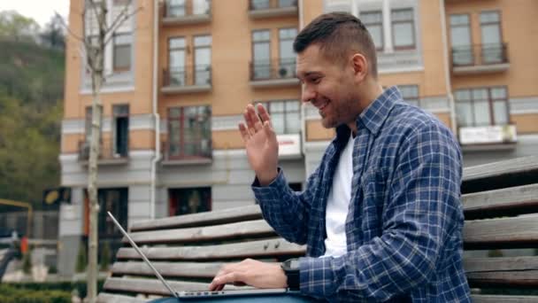 Feliz joven caucásico hombre teniendo una videollamada en PC. comunicación moderna estilo de vida fondo — Vídeo de stock