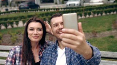 Çift alarak fotoğraf ile şehir içinde merdivenlerde cellphone