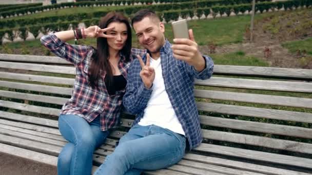 Pareja tomando fotos con teléfono celular en las escaleras de la ciudad — Vídeo de stock