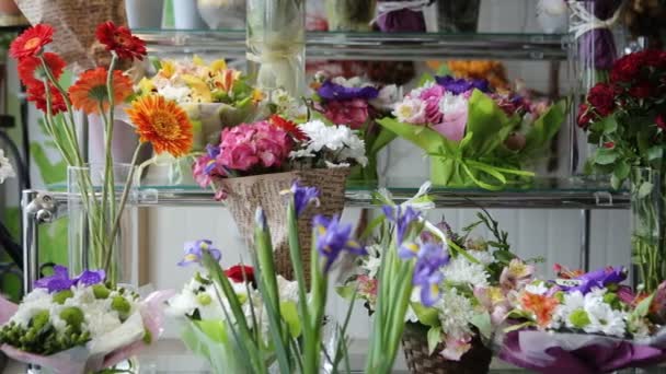Blomma boutique med otroligt vackra buketter. — Stockvideo