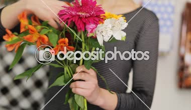 Etkileyici güzel buket yapma çiçekçi.