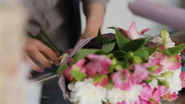 Close-up of bouquet making process in a flower store. — Stock Video