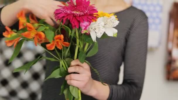Florista fazendo buquê impressionantemente bonito . — Vídeo de Stock