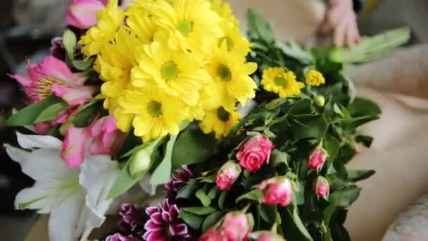 Geweldig boeket van mooie bloemen. — Stockvideo