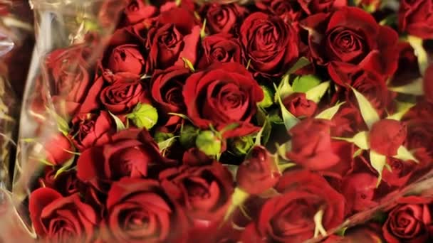 bunter Blumenstrauß aus roten Rosen .