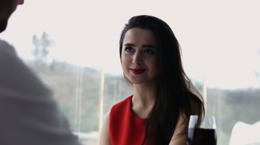 Güzel bir genç kadının eşi ile bir tarihte atış