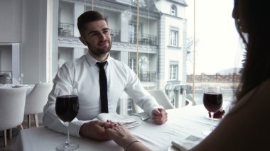 Restoranda, adam odaklanmak romantik tarihte Çift