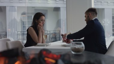 Adam yüzüğü teklifle restoranda arkadaşına yapma. Şok ve sürpriz bir kadın